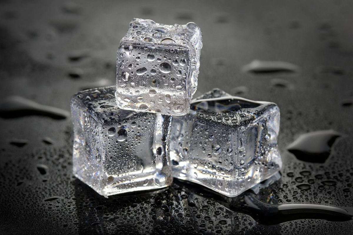 Existen otras opciones más seguras y efectivas que no incluyen hielo sobre la piel. Existen otras opciones más seguras y efectivas que no incluyen hielo sobre la piel.