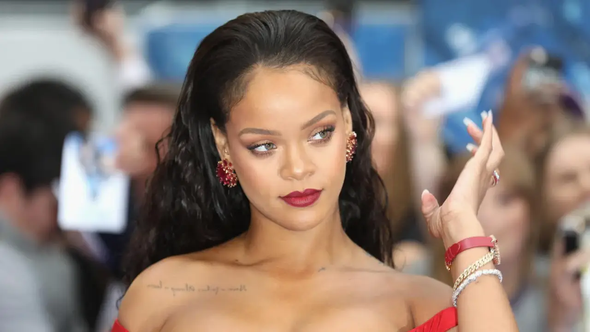 Rihanna: una mujer disparó 10 veces contra su casa