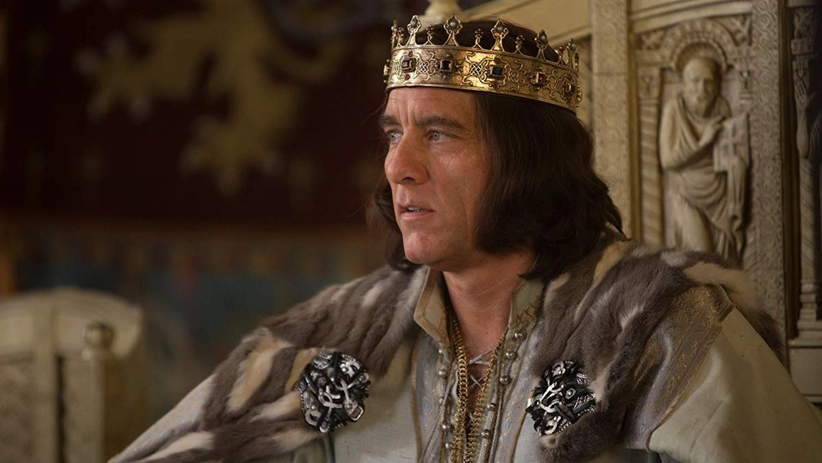 Clive Owen interpreta a Claudio en la película Ophelia de Netflix.