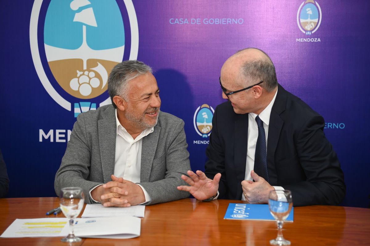 El gobernador Alfredo Cornejo y el representante de Unicef Argentina, Rafael Ramírez en la presentación del acuerdo para trabajar en políticas de protección de la niñez. El gobernador Alfredo Cornejo y el representante de Unicef Argentina, Rafael Ramírez en la presentación del acuerdo para trabajar en políticas de protección de la niñez.