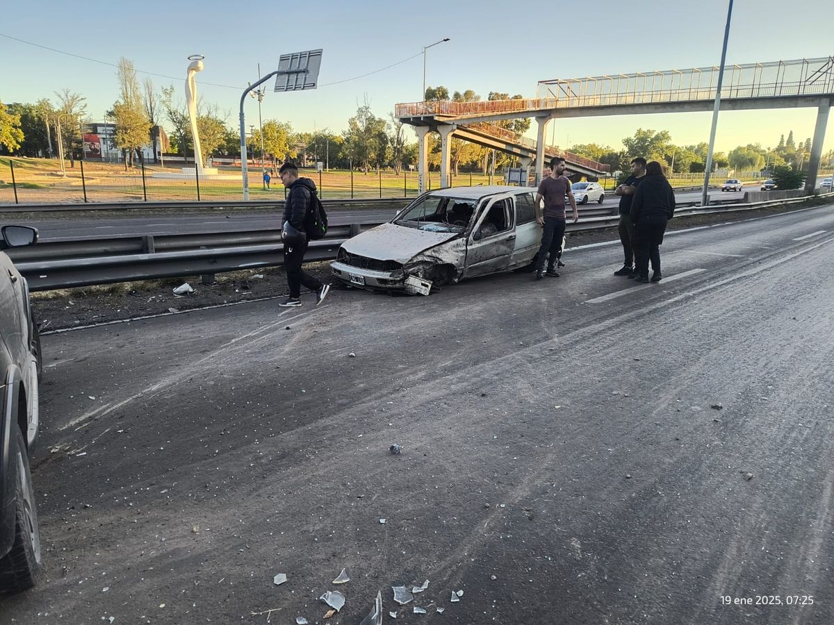 Así quedó el auto del hombre que manejaba borracho.