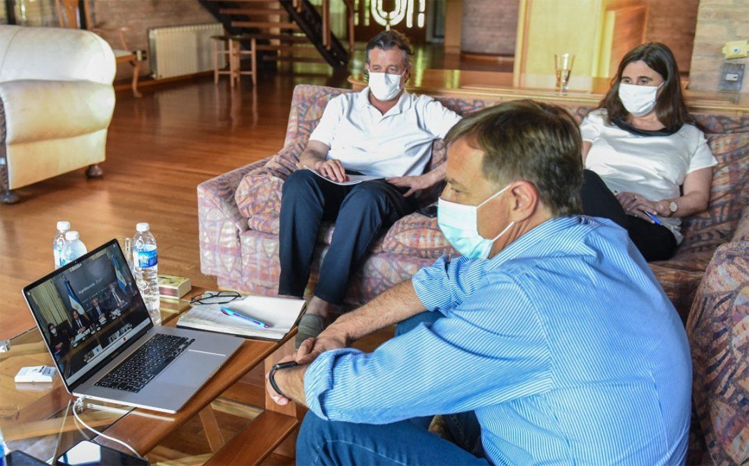Rodolfo Suarez participó del encuentro junto al ministro de Gobierno, Víctor Ibáñez, y su par de Salud, Ana María Nadal.