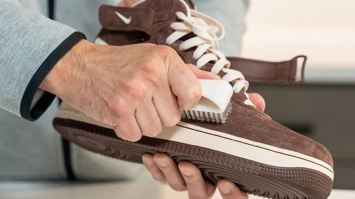 Para limpiar y recuperar tu calzado de gamuza sin arruinarlo prueba con este tip que se destaca entre los trucos caseros de limpieza. Para limpiar y recuperar tu calzado de gamuza sin arruinarlo prueba con este tip que se destaca entre los trucos caseros de limpieza.