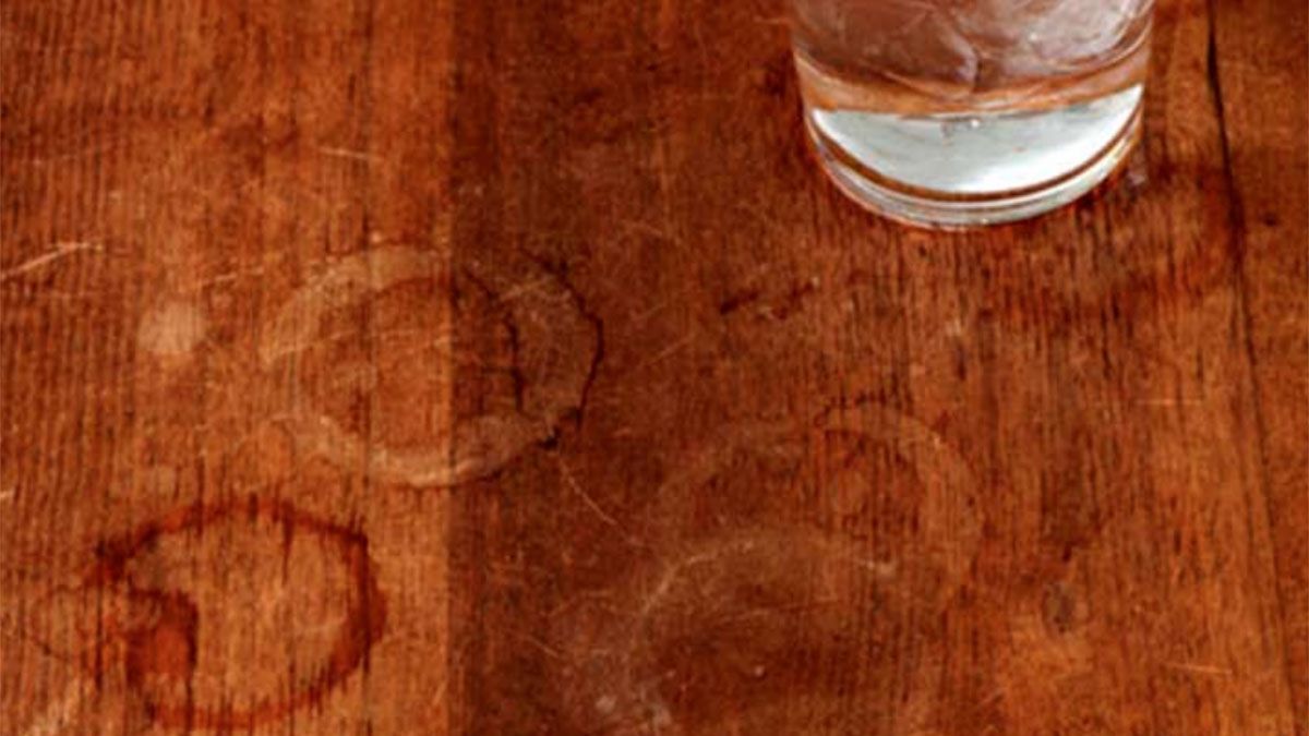 Las manchas de agua en los muebles de madera son muy comunes y hay una manera sencilla de quitarlas.