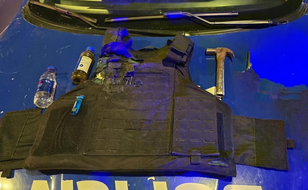 Locura total. En un ataque de furia un hombre roció con alcohol a un policía y lo prendió fuego. Locura total. En un ataque de furia un hombre roció con alcohol a un policía y lo prendió fuego. 