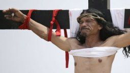 Las sangrientas crucifixiones del Viernes Santo en Filipinas