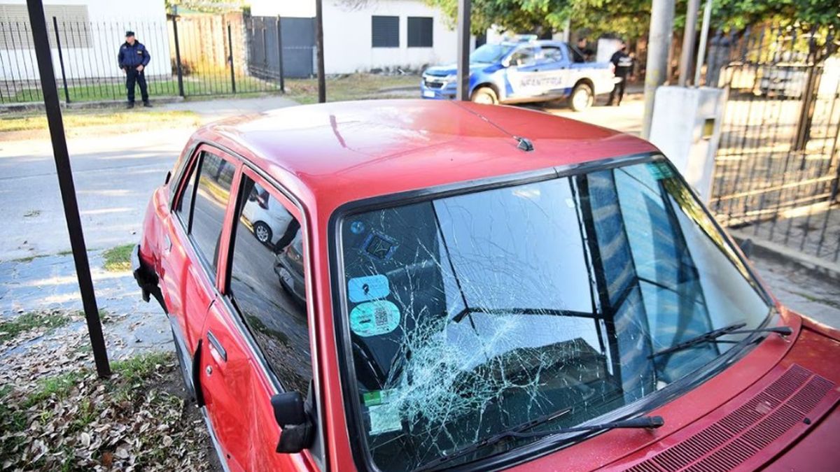 Uno de los automóviles involucrados en el choque, en Córdoba, donde un hombre de 73 años asesinó a joven de 26
