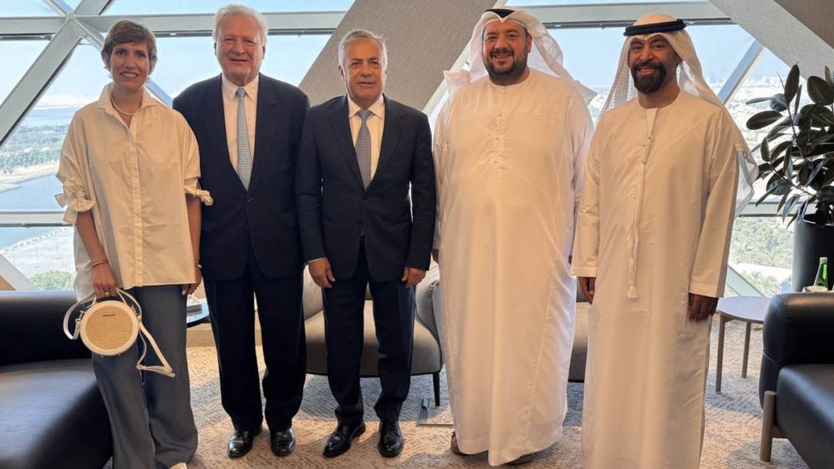 Alfredo Cornejo y Jimena Latorre con autoridades emiratíes y el embajador argentino en ese país, Jorge Agustín Molina Arambarri. Alfredo Cornejo y Jimena Latorre con autoridades emiratíes y el embajador argentino en ese país, Jorge Agustín Molina Arambarri.