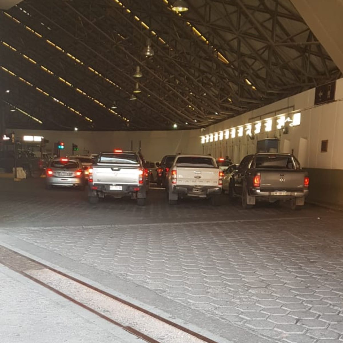 Este era el aspecto tranquilo y sin largas colas que presentaba este lunes por la mañana y hasta el mediodía el complejo aduanero Roque Carranza, de Los Horcones, en el retorno de turistas tras el fin de semana extra largo.