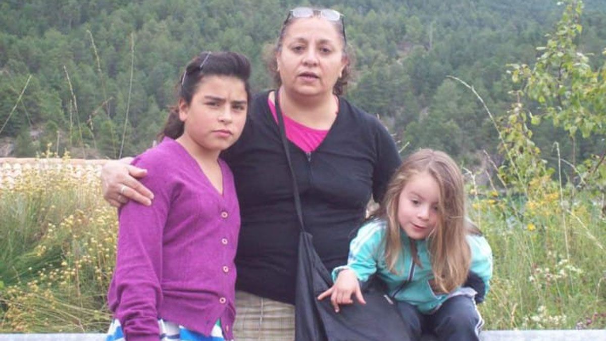 Milagros y Alicia, la hermana y la mamá de Denis Romero están en la foto. También aparece una sobrina del jugador.