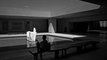 Geometría de las sombras, una muestra de fotografía y poesía