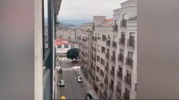 Coronavirus: un niño canta Hola don Pepito y todo la cuadra le contesta durante la cuarentena