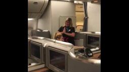 Una azafata le bailó Waka Waka a Shakira mientras volaban hacia Rosario