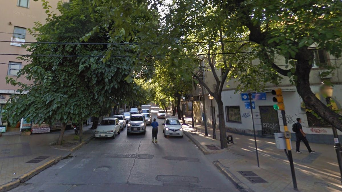 El empresario se detuvo con su automóvil en Don Bosco y San Juan, y le sustrajeron un bolso con una suma millonaria tras romper la ventanilla