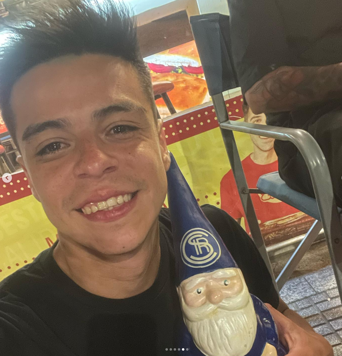 Mauricio Castillo, junto al duende que es tendencia en el mundo Independiente Rivadavia.