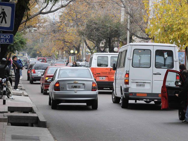 Capital no usará la fotomulta para sancionar la doble fila cerca de las escuelas