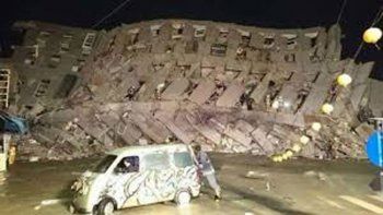 Cientos de personas entre los escombros tras sismo en Taiwán