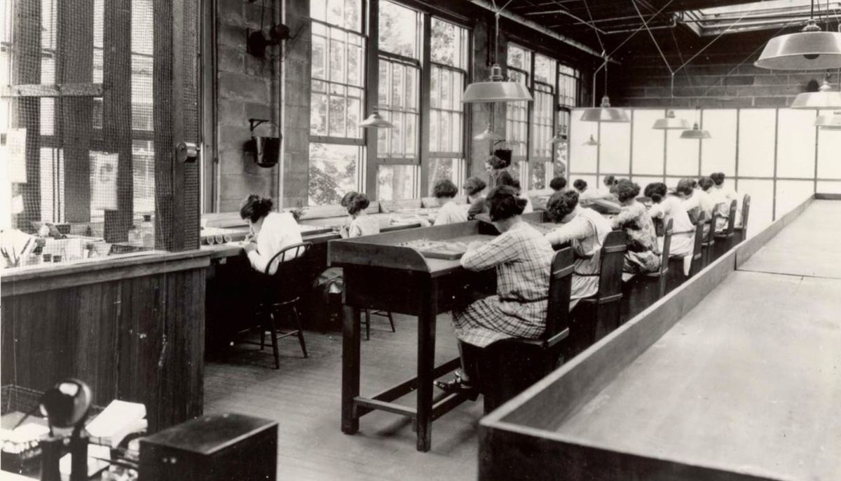 Las mujeres confeccionaban más de 200 relojes al día. Las mujeres confeccionaban más de 200 relojes al día.