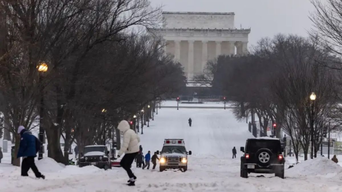 Varias ciudades de Estados Unidos atraviesan momentos críticos por la tormenta Fern que ha provocado la muerte de nueve personas. Varias ciudades de Estados Unidos atraviesan momentos críticos por la tormenta Fern que ha provocado la muerte de nueve personas.