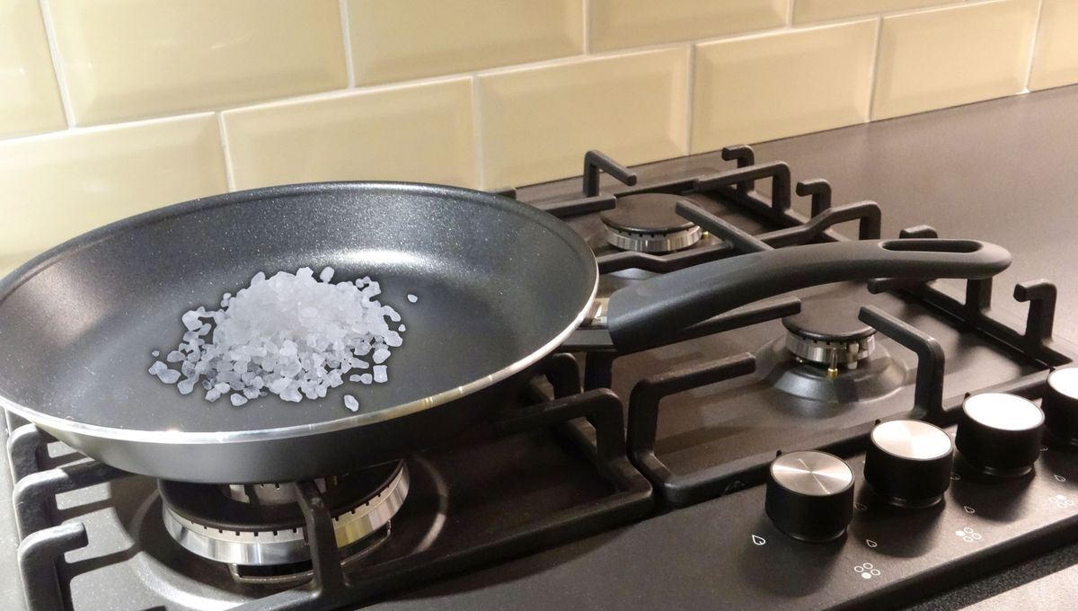 Por qué hay que calentar sal gruesa en la sartén y cuáles son los beneficios de este truco