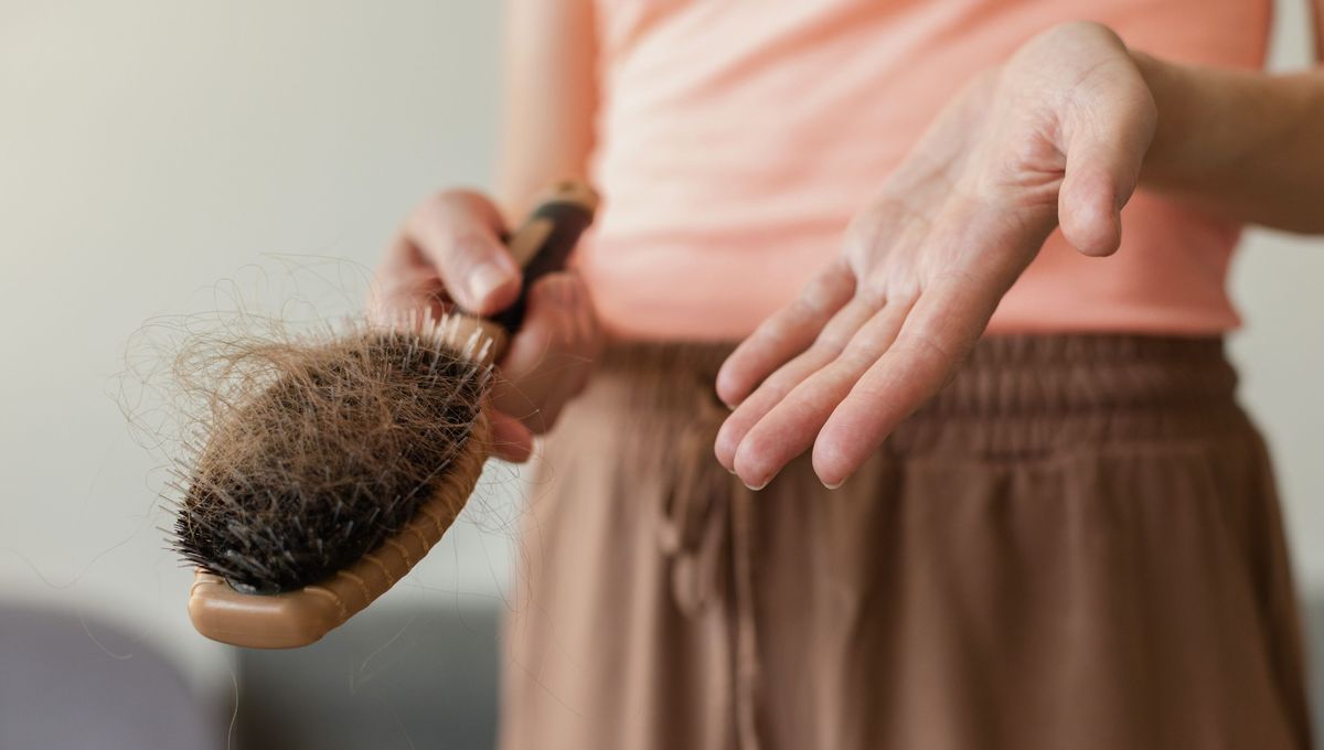 El cepillo junta y reúne bacterias que pueden afectar el cuero cabelludo. El cepillo junta y reúne bacterias que pueden afectar el cuero cabelludo. 