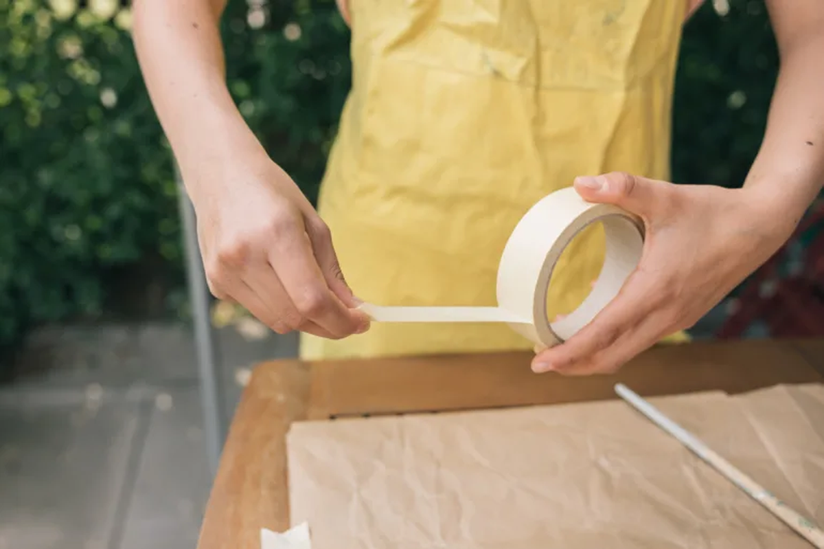 La cinta adhesiva cumple un rol clave en esta trampa casera La cinta adhesiva cumple un rol clave en esta trampa casera