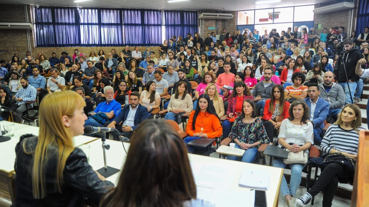 La presidenta saliente del PJ, Anabel Fernández Sagasti fue la encargada de abrir el encuentro, mientras quien lo cerró fue Flor Destéfanis, quien presidirá el partido a partir de diciembre.