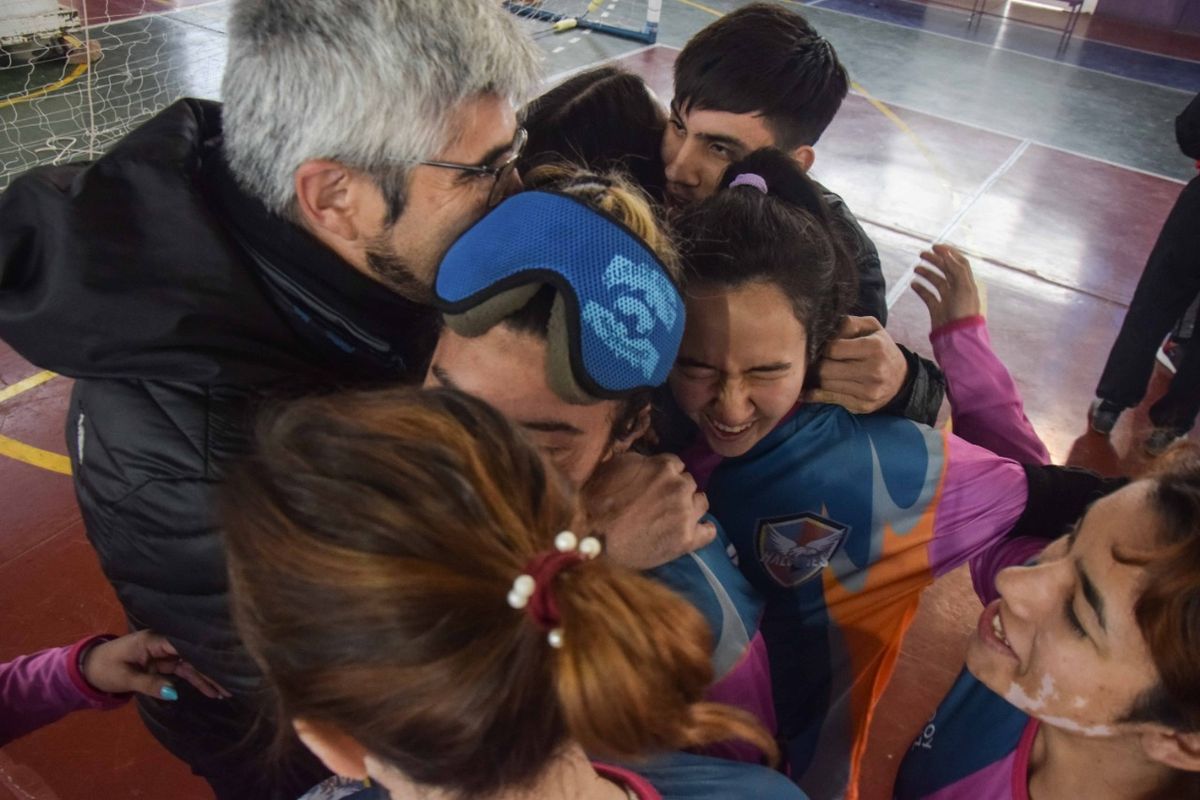 Abrazo al profe. Facundo Rodríguez ha dedicado su carrera al paralimpísmo y a los deportes para atletas discapacitados. Fue elegido para entrenar a los seleccionados nacionales femeninos de goalball, disciplina creada para ciegos o quienes tienen severa disminución visual.