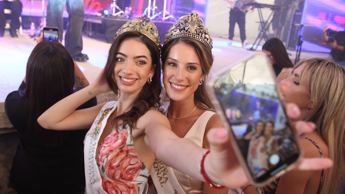 Alejandrina Funes y Sofía Perfumo, reina y virreina de la Vendimia 2025, están viviendo sus últimos días de mandato. Alejandrina Funes y Sofía Perfumo, reina y virreina de la Vendimia 2025, están viviendo sus últimos días de mandato.