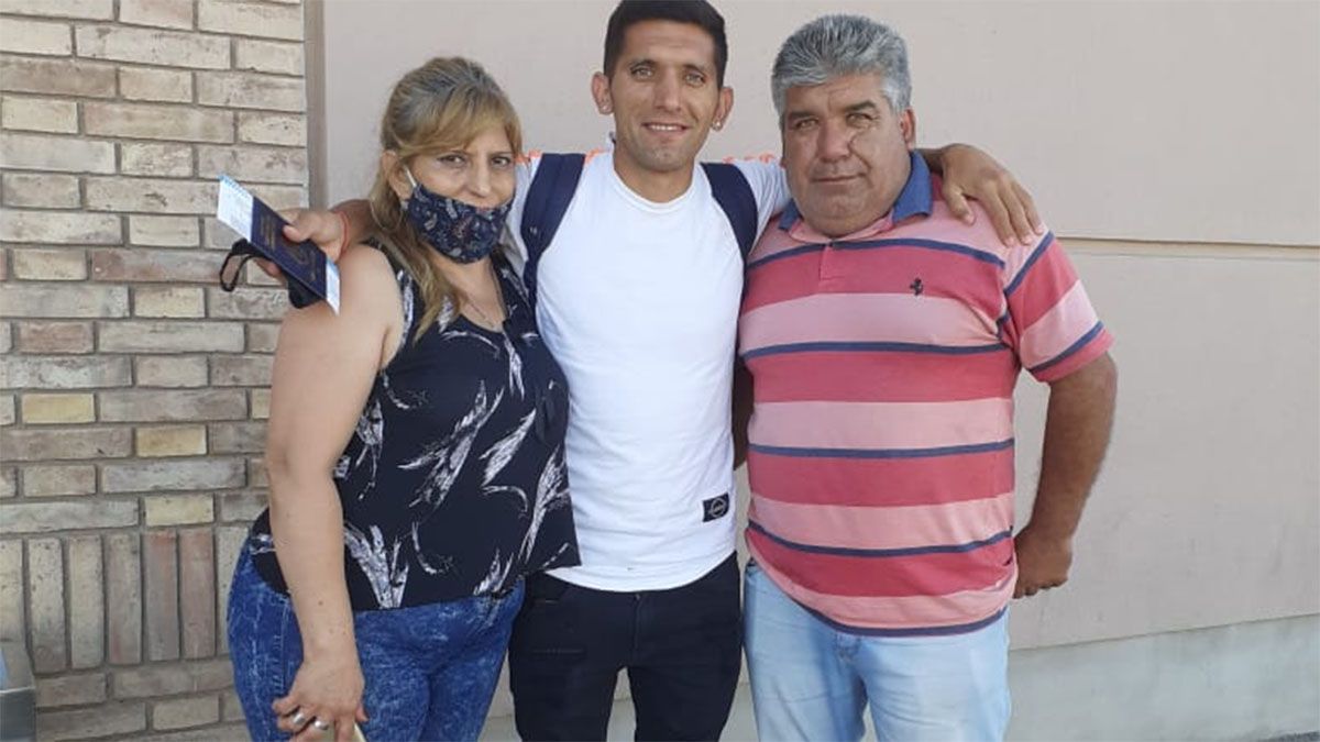 Claudio Ulloa sonríe con sus padres, Norma y Omar.