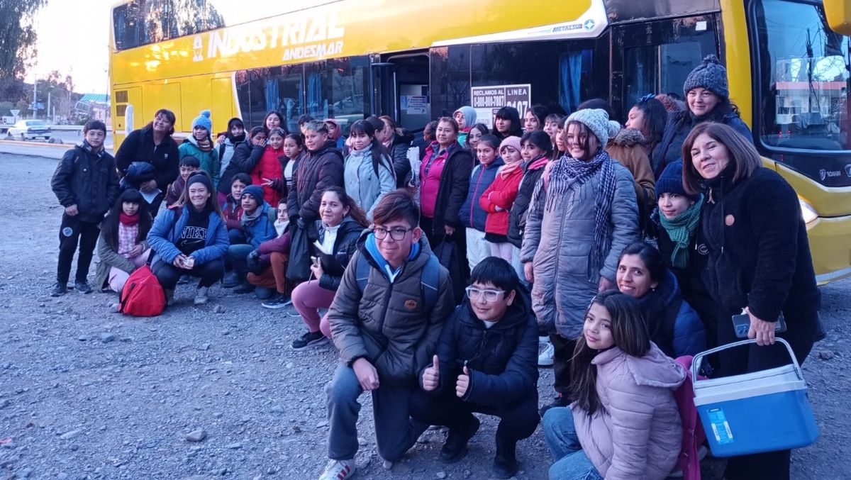 Los chicos no están solos. Por eso se los acompañó hasta el centro de esquí para que disfrutaran a lo grande. Los chicos no están solos. Por eso se los acompañó hasta el centro de esquí para que disfrutaran a lo grande.