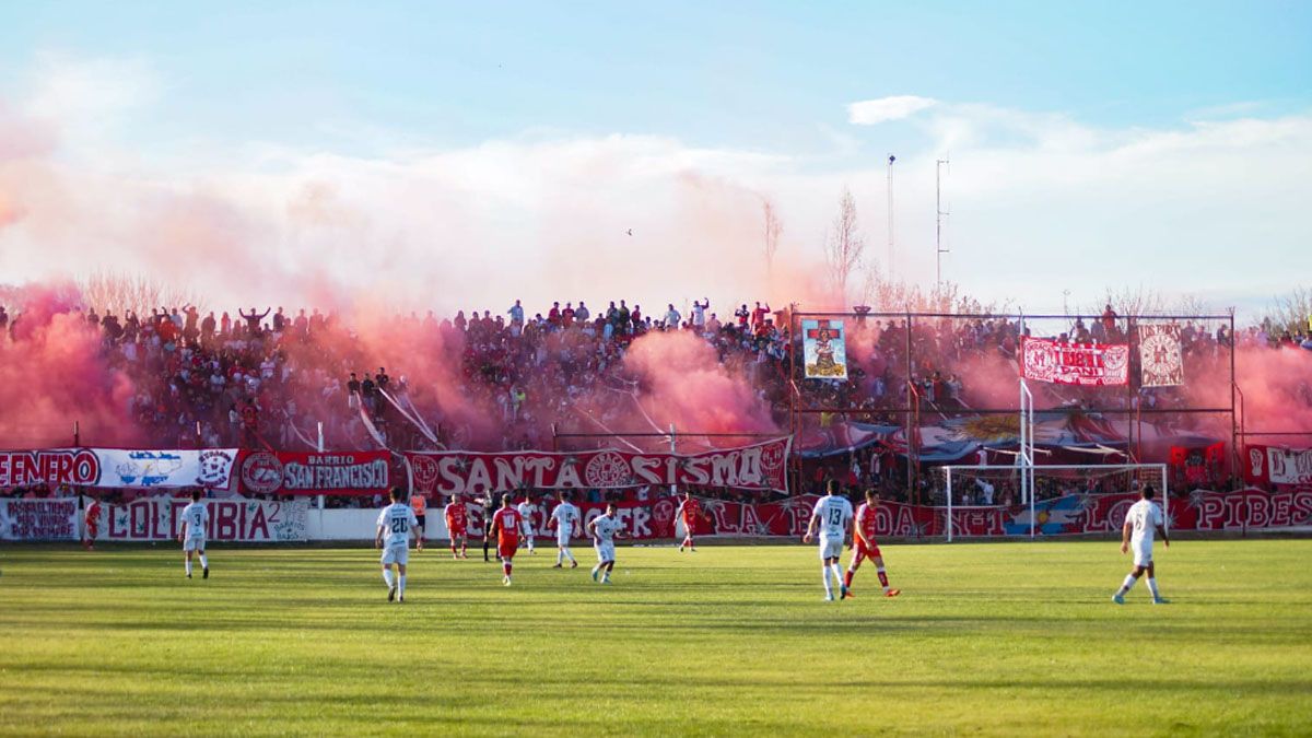 Los hinchas del Globo lasherino acompañaron al equipo y celebraron en el final Los hinchas del Globo lasherino acompañaron al equipo y celebraron en el final