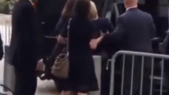 Hillary casi se desmaya tras un acto del 11S y quedó todo registrado en una filmación