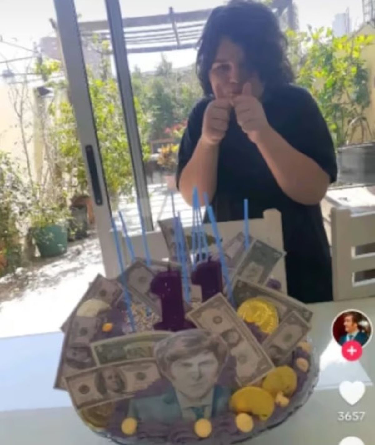 Erik, el niño de 11 años junto a la torta con la imagen de Milei. Su cumpleaños desató una ola de críticas Erik, el niño de 11 años junto a la torta con la imagen de Milei. Su cumpleaños desató una ola de críticas