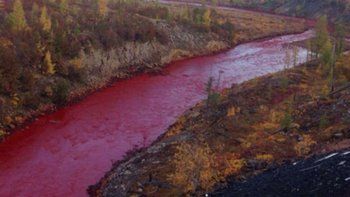Un río se tiñó de rojo intenso en Rusia