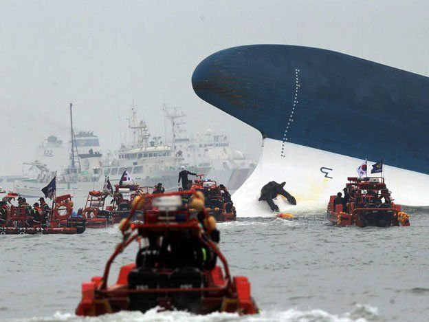Terribles imágenes del barco que se hundió en Corea: hay 4 muertos por ahora y 300 desaparecidos