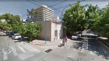 La tiraron a la acequia para robarle y le quemaron un ojo y el rostro