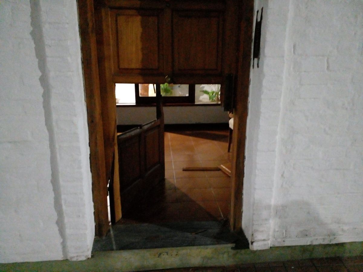 Así encontraron Marcelo y Julieta la puerta de entrada de su casa luego del robo en Dorrego, Guaymallén. Así encontraron Marcelo y Julieta la puerta de entrada de su casa luego del robo en Dorrego, Guaymallén.