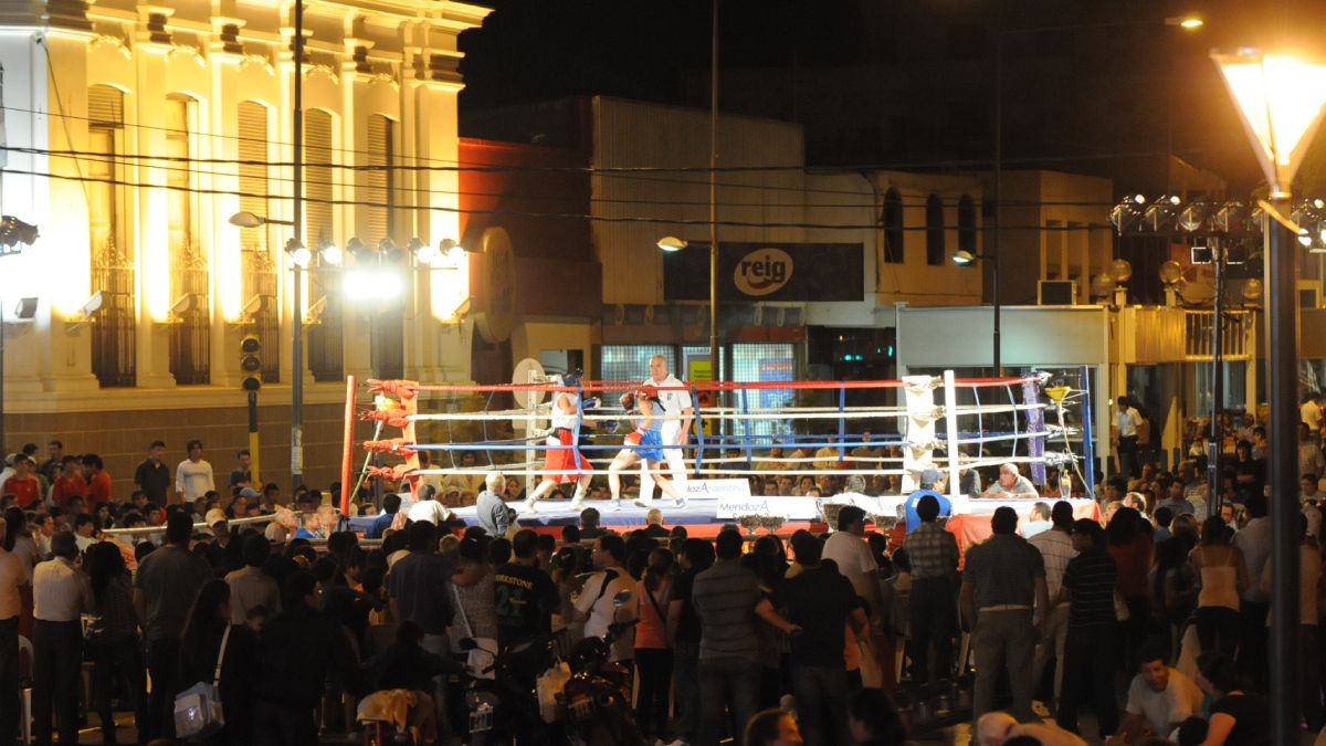 El Guantes de Oro en su esplendor en San Martín. En 2012 las finales dejaron la sede del polideportivo del barrio San Pedro, y se trasladaron al Kilómetro Cero de la ciudad de San Martín, frente a la Municipalidad.