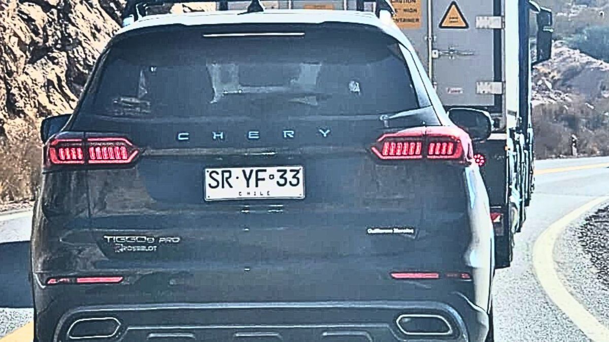 Un conductor chileno fue multado por realizar peligrosas maniobras en alta montaña y debió pagar casi $400.000 de multa.&nbsp;