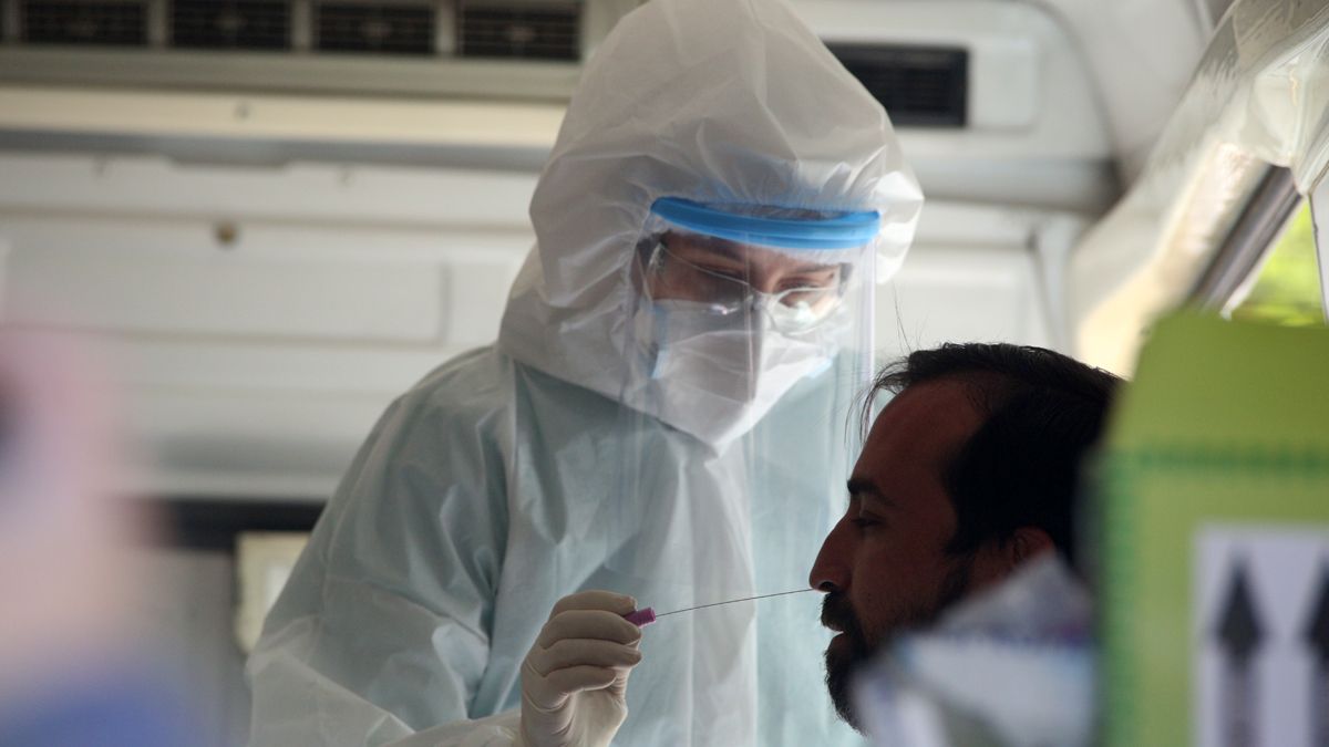 El hisopado, muestra por excelencia para detectar el coronavirus.