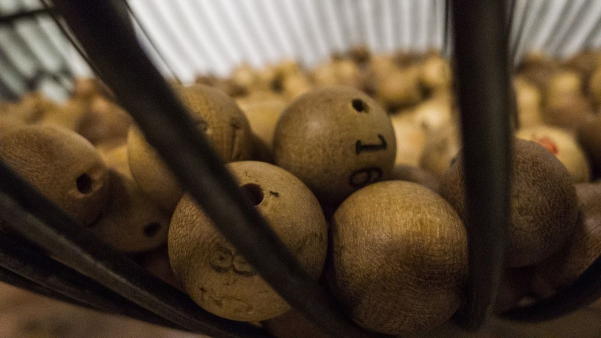 El sistema simula el funcionamiento de un bolillero a través de un software de código abierto.