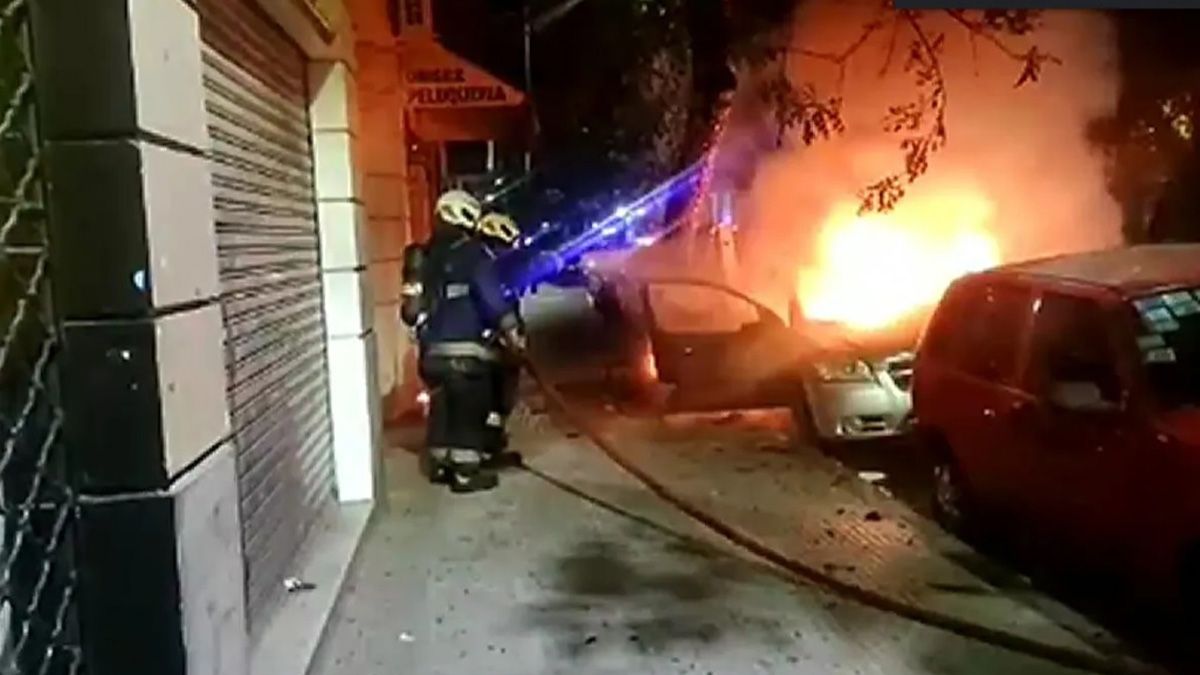 Lo quemó intencionalmente. Murió calcinado dentro de un auto y detuvieron al hijo de la dueña del vehículo