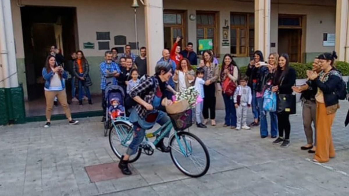 María Luján, la maestra a quien le robaron la bicicleta en su escuela de Quilmes, y que los alumnos le compraron una nueva