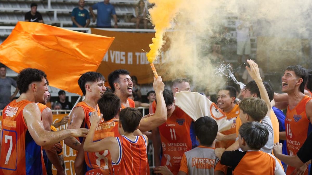 Rivadavia Básquet alcanzó el quinto título de su historia. Foto: Nicolás Ríos/UNO. Rivadavia Básquet alcanzó el quinto título de su historia. Foto: Nicolás Ríos/UNO.