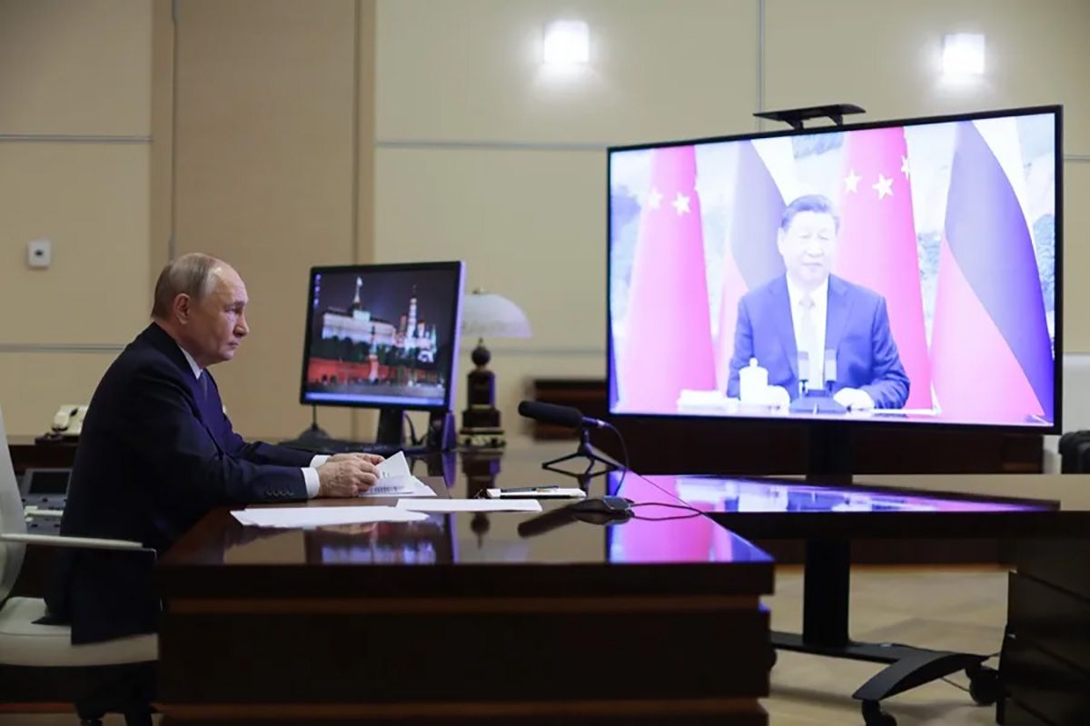 Conversación por videoconferencia entre el presidente ruso, Vladimir Putin y el líder chino Xi Jinping, en la pantalla (Archivo). Crédito: EFE/EPA/Gavriil Grigorov/SPUTNIK/KREMLIN POOL.
