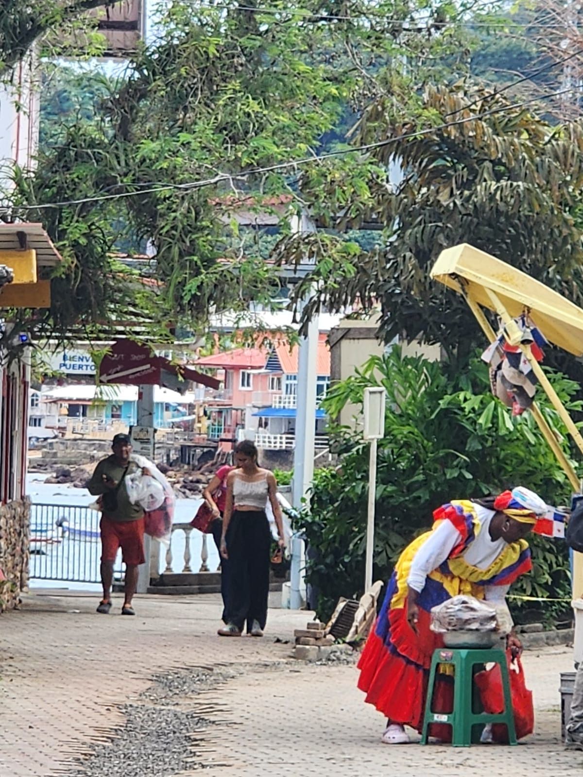 La calle principal de Taboga un día de semana. La calle principal de Taboga un día de semana.