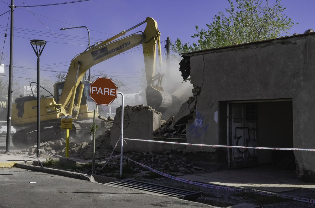 El intendente Marcos Calvente avanzó con la demolición de una casa de Guaymallén que funcionaba como aguantadero de una banda de ladrones. 