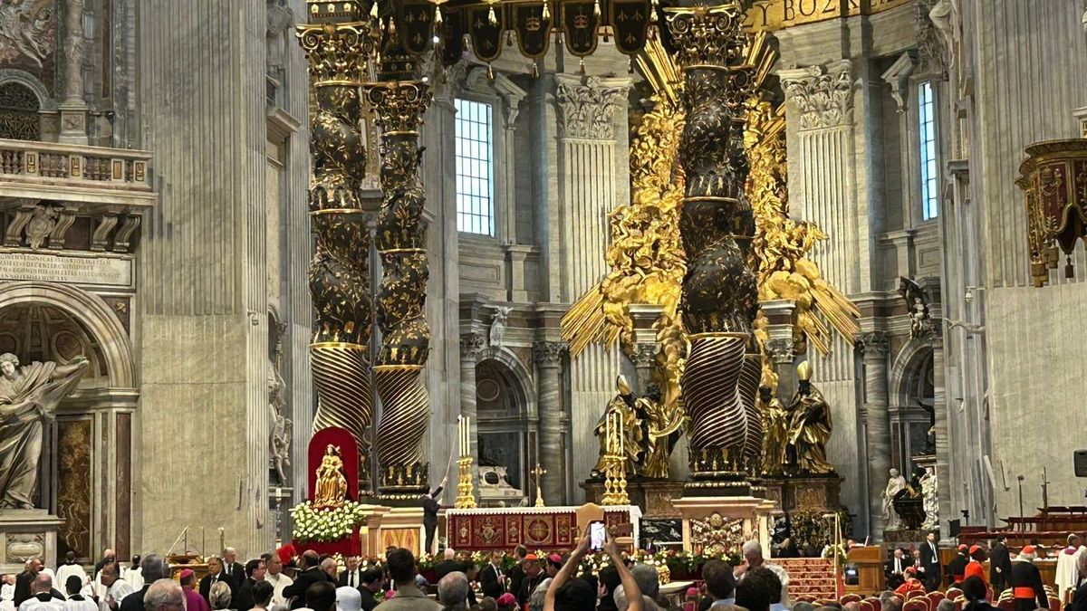 Fieles y turistas en la misa del cónclave. Una de ellas fue Belén Escudero, mendocina. Fieles y turistas en la misa del cónclave. Una de ellas fue Belén Escudero, mendocina.