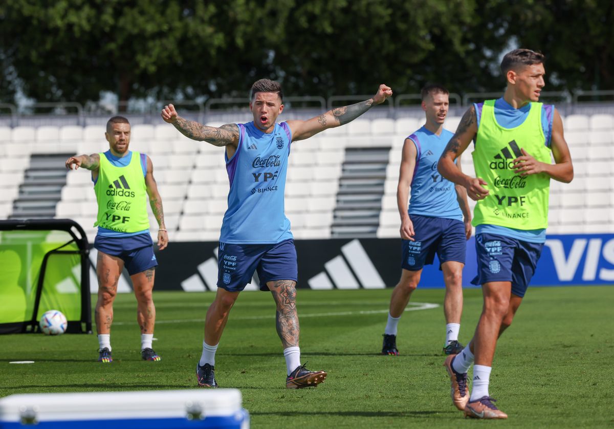Enzo Fernández siguió festejando goles en la práctica de la Selección Argentina